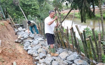 Sông Ngàn Mọ sạt lở, uy hiếp nhà dân, trường học