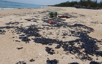 Quảng Ngãi: Nghi dầu vón cục trải dài 2 km trên bãi tắm Tân Định