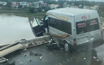 Tai nạn liên hoàn, xe khách treo trên lan can cầu Trà Khúc 2