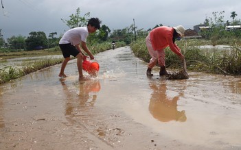 Lũ ở Quảng Ngãi: Bùn non đóng trong nền nhà dày 10 phân, sân thì gấp đôi