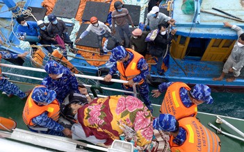 Cảnh sát biển vượt sóng to gió lớn đưa người dân bị thương nặng đi cấp cứu
