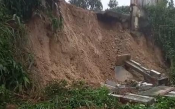Quảng Ngãi: Nước lũ gây ngập nhiều cầu dân sinh, đường giao thông ở miền núi