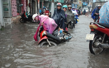 Mưa lớn, nhiều khu vực phía đông TP.HCM ngập nặng