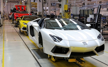 Chìm tàu chở hàng ngàn siêu xe trên biển: Lamborghini tái sản xuất Aventador