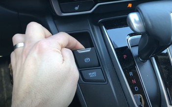 Kỹ sư ô tô kiêm YouTuber: Phanh tay điện tử là trang bị ‘ngu ngốc’, nguy hiểm