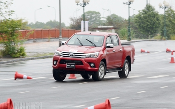 ‘Lép vế’ ở phân khúc bán tải Toyota cải tiến, giảm giá Hilux