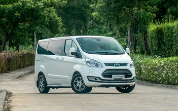 Xe MPV 7 chỗ Ford Tourneo giảm giá gần 100 triệu đồng