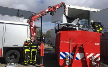 Lính cứu hoả nhúng BMW i8 vào thùng nước để chữa cháy