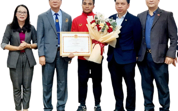 Tuyển thủ U.23 người dân tộc Tà Ôi, Hồ Thanh Minh liên tiếp nhận khen thưởng