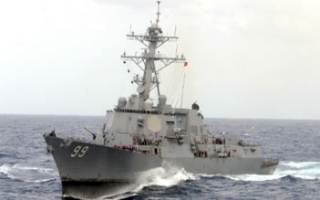 Tàu chiến Mỹ hộ tống tàu hàng Mỹ qua eo biển Hormuz