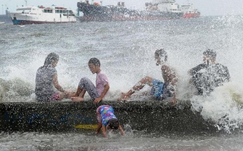 Bão Noul đổ vào Philippines, 2 người chết