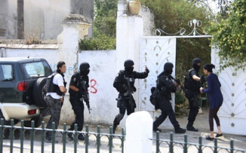 Binh sĩ Tunisia xả súng giết 7 người rồi tự sát