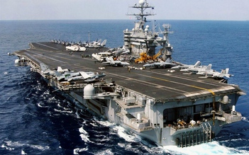 Tàu Iran phóng tên lửa gần tàu sân bay Mỹ