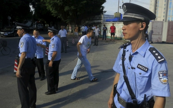 Cảnh sát Trung Quốc ép 2 cô gái khoả thân để... khám
