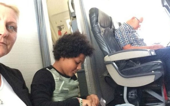 Có vé mà không có ghế, hành khách phải ngồi trên sàn máy bay