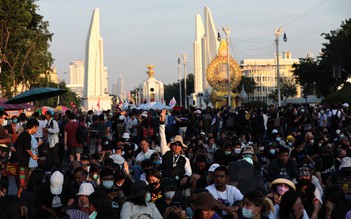 Hàng ngàn người xuống đường biểu tình ở Thái Lan