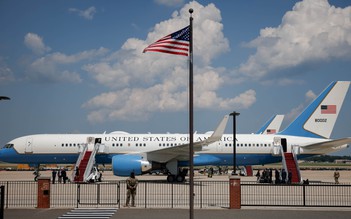Chuyên cơ Phó tổng thống Mỹ hạ cánh khẩn ngay trong lần công du nước ngoài đầu tiên