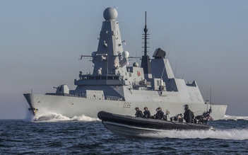 Máy bay Nga thả bom cảnh cáo tàu chiến Anh tại biển Đen?