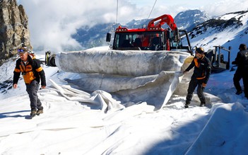 Kéo bạt chống băng tan trên dãy Alps