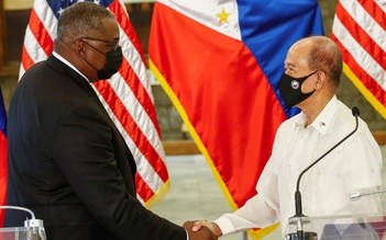 Bộ trưởng quốc phòng Philippines phàn nàn Mỹ không cung cấp vũ khí hiện đại
