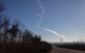 Còi báo động vang lên khắp nơi, Ukraine nói bắn hạ tên lửa Nga