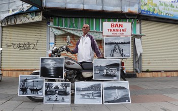 Chàng họa sĩ đường phố vẽ tranh sơn dầu trắng đen ở phố biển Nha Trang