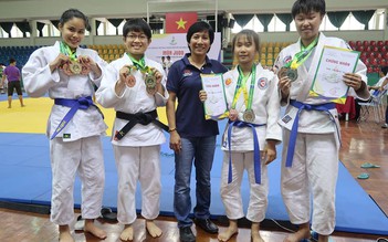 Cựu tuyển thủ judo Cao Ngọc Phương Trinh nhận giải thưởng Võ Trường Toản