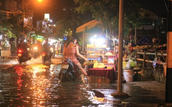 Người Sài Gòn mưu sinh giữa triều cường: ‘Dịch bán ế lắm rồi, ngập thê thảm luôn’