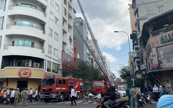 Cháy khách sạn trong khu phố Tây Đề Thám, dùng cần cẩu cứu người đưa xuống