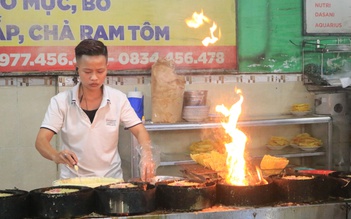 Bánh xèo 30 bếp bán ‘không kịp thở’ ở TP.HCM: Có gì mà khách đông dữ vậy?