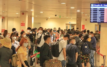 Lễ 30.4 - 1.5: Sân bay Tân Sơn Nhất đông nghẹt người về quê, đi du lịch
