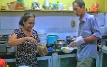 Quán mì trộn ngay trung tâm TP.HCM đắt khách bởi ông bà chủ U.70 'nhiều chuyện'... với khách