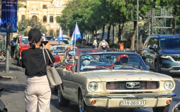 Người nước ngoài hào hứng trước dàn xe cổ diễu hành trên đường phố TP.HCM sáng nay