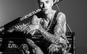 Justin Bieber khoe cận cảnh cơ thể phủ kín hình xăm