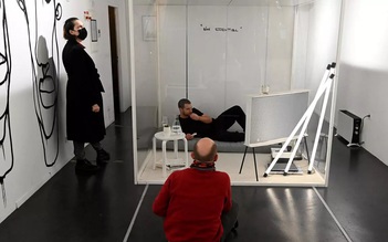 Nghệ sĩ thị giác Pháp tự giam mình trong khối thủy tinh 20 ngày