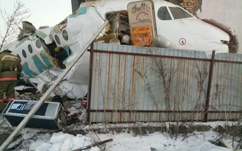 Hình ảnh tại hiện trường máy bay rơi ở Kazakhstan