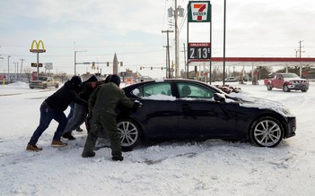Bão tuyết hoành hành, bang Oklahoma bị đặt trong tình trạng khẩn cấp