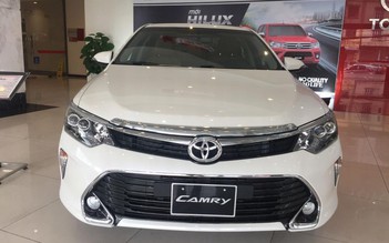 Toyota Camry 2018 có thêm màu trắng, tăng giá 8 triệu đồng