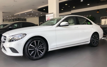 Xe sang BMW 320i và Mercedes C200 đua nhau giảm giá tại Việt Nam