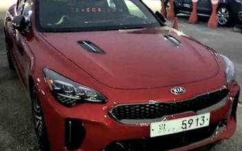 KIA Stinger 2021 lăn bánh trên đường phố