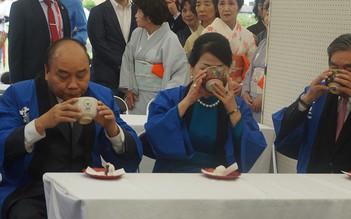 Thủ tướng thưởng trà, ngắm hoa trong lễ hội sen ở Nhật Bản