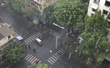 Dân Sài Gòn đón mưa ‘vàng’ giải nhiệt