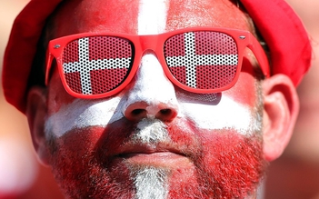 Cổ động viên Euro Cup đeo những chiếc kính cực ngộ nghĩnh đáng yêu