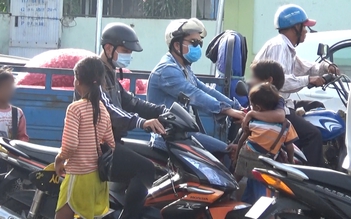 TP.HCM: Trẻ ăn xin ngày đêm len lỏi giữa dòng xe