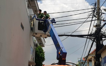 TP.HCM: Người đàn ông bị điện giật tử vong khi cắt tỉa cây xanh trên mái nhà