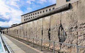 Ký giả Tim Marshall và những ngã rẽ từ sự sụp đổ của bức tường Berlin (Đức)