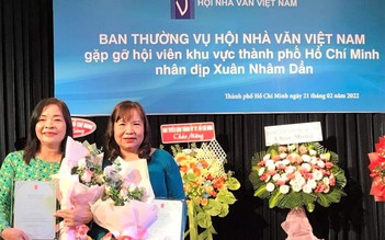 Nhà thơ Huệ Triệu và Trần Mai Hường nhận giải 'Nhà văn nữ ấn tượng 2021'