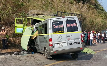 Xe du lịch nổ lốp tông xe tải, 9 người chết, 4 người nguy kịch