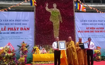 Tranh hoa sen chân dung Chủ tịch Hồ Chí Minh lớn nhất thế giới