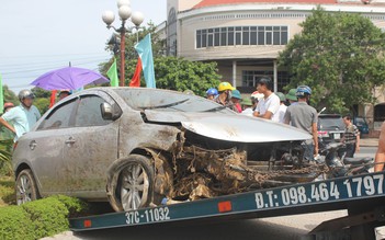 Va chạm xe máy, ô tô 4 chỗ lao lên vòng xuyến, 3 người bị thương